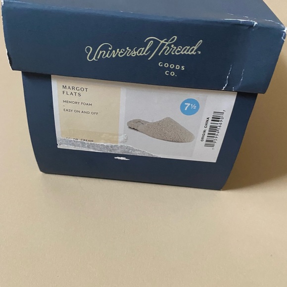 New in box Sherpa fuzzy slip on flats size 7.5 universal thread - Picture 6 of 7
